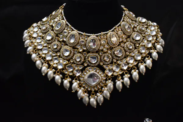 Alloy_Kundan_Meenakari_Bridal_Flower_Choker_Set_With_Mathapatti_For_Women