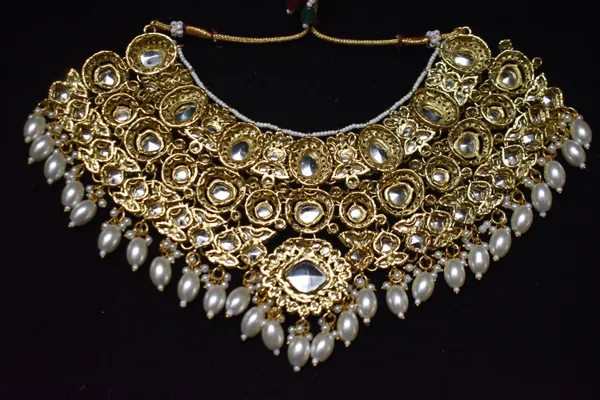 Alloy_Kundan_Meenakari_Bridal_Flower_Choker_Set_With_Mathapatti_For_Women