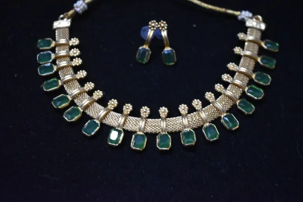 Green_Alloy_Traditional_Choker_Set_For_Women