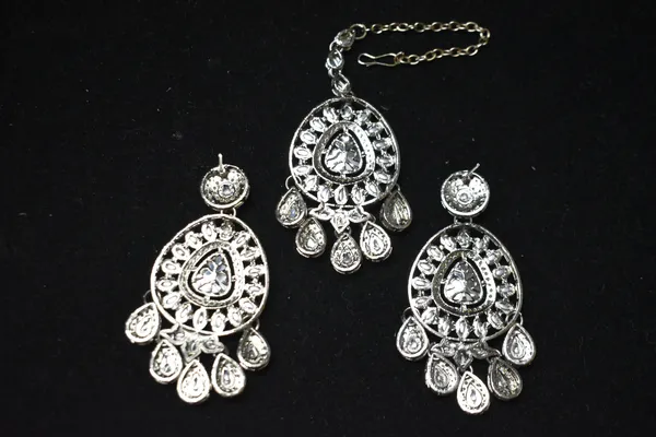 Silver_And_White_Alloy_Kundan_Oval_Danglers_With_Mangtika_For_Women