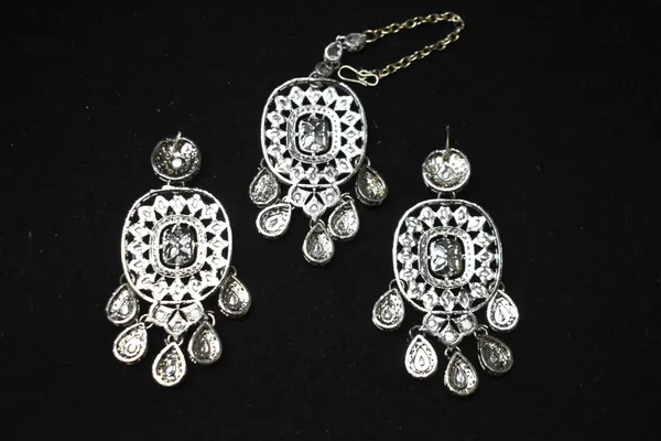 Silver_And_White_Alloy_Kundan_Danglers_With_Mangtika_For_Women