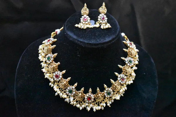Red_Green_Alloy_Goddess_Lakshmi_Beaded_Choker_Necklace_Set_For_Women