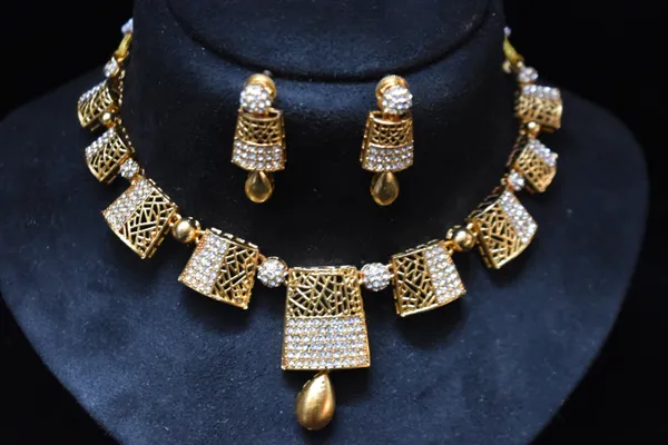 White_Alloy_Studded_Designer_Choker_Set_For_Women