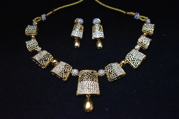 White_Alloy_Studded_Designer_Choker_Set_For_Women