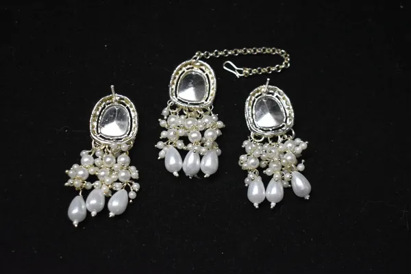 White_Alloy_Kundan_Beaded_Choker_Set_For_Women