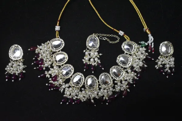 Wine_Alloy_Kundan_Beaded_Choker_Set_For_Women