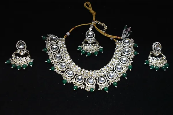 Green_Alloy_Kundan_Diamond_Beaded_Necklace_Set_With_Mangtika_For_Women