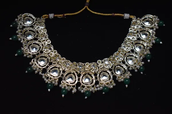 Green_Alloy_Kundan_Diamond_Beaded_Necklace_Set_With_Mangtika_For_Women