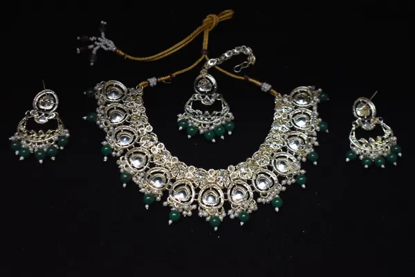 Green_Alloy_Kundan_Diamond_Beaded_Necklace_Set_With_Mangtika_For_Women