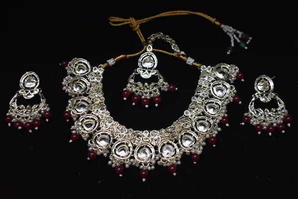 Maroon_Alloy_Kundan_Beaded_Necklace_Set_With_Mangtika_For_Women