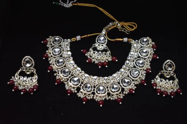 Maroon_Alloy_Kundan_Beaded_Necklace_Set_With_Mangtika_For_Women