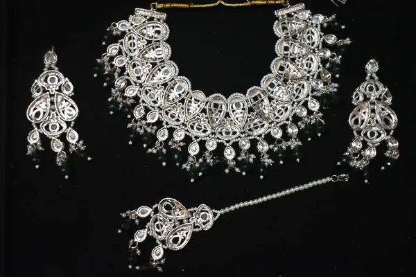 Green_Alloy_Diamond_Studded_Bridal_Choker_Set_With_Mangtika_For_Women