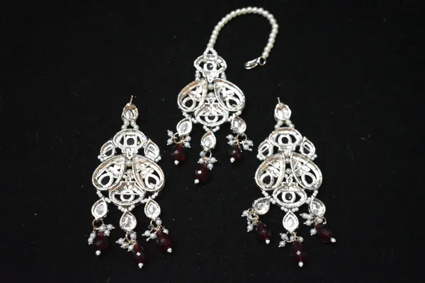 Red_Alloy_Diamond_Studded_Bridal_Choker_Set_With_Mangtika_For_Women
