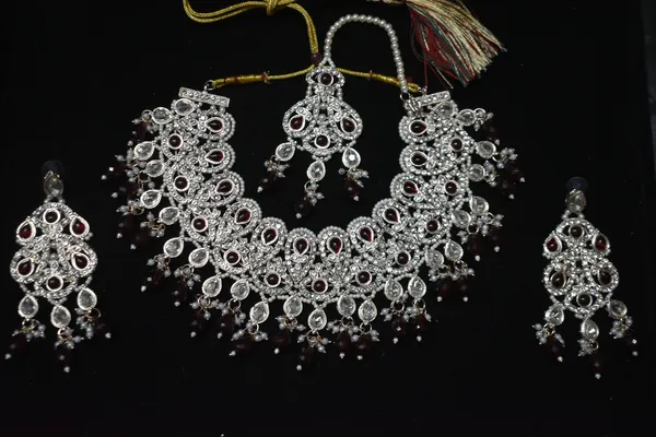 Red_Alloy_Diamond_Studded_Bridal_Choker_Set_With_Mangtika_For_Women