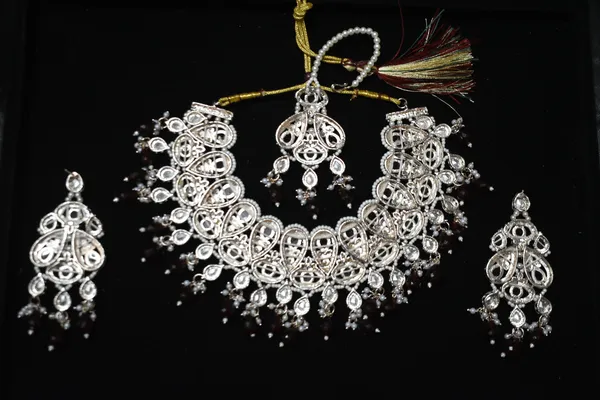 Red_Alloy_Diamond_Studded_Bridal_Choker_Set_With_Mangtika_For_Women