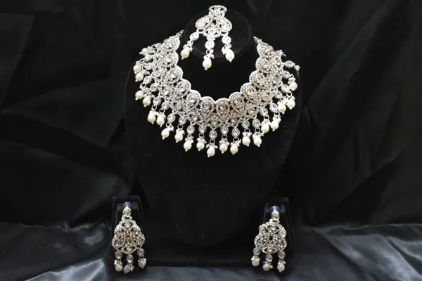 White_Alloy_Diamond_Studded_Bridal_Choker_Set_With_Mangtika_For_Women