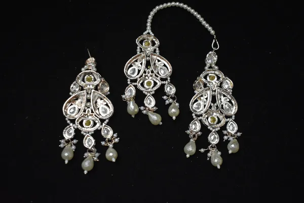 White_Alloy_Diamond_Studded_Bridal_Choker_Set_With_Mangtika_For_Women