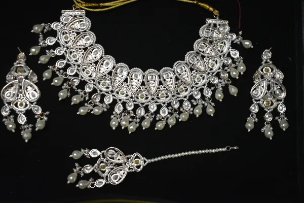 White_Alloy_Diamond_Studded_Bridal_Choker_Set_With_Mangtika_For_Women