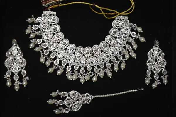 White_Alloy_Diamond_Studded_Bridal_Choker_Set_With_Mangtika_For_Women