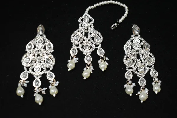 White_Alloy_Diamond_Studded_Bridal_Choker_Set_With_Mangtika_For_Women
