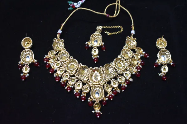 Maroon_Alloy_Meenakari_Bridal_Choker_Set_With_Mangtika_For_Women