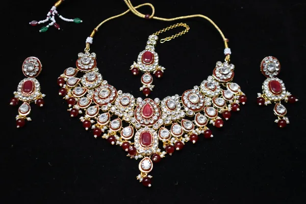 Maroon_Alloy_Meenakari_Bridal_Choker_Set_With_Mangtika_For_Women