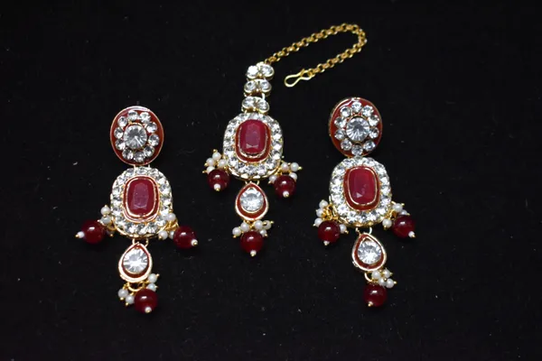 Maroon_Alloy_Meenakari_Bridal_Choker_Set_With_Mangtika_For_Women