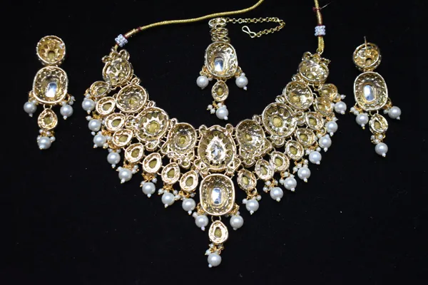 White_Alloy_Meenakari_Bridal_Choker_Set_With_Mangtika_For_Women