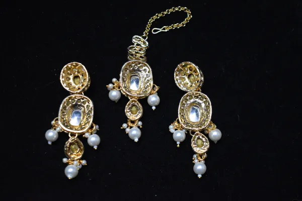 White_Alloy_Meenakari_Bridal_Choker_Set_With_Mangtika_For_Women