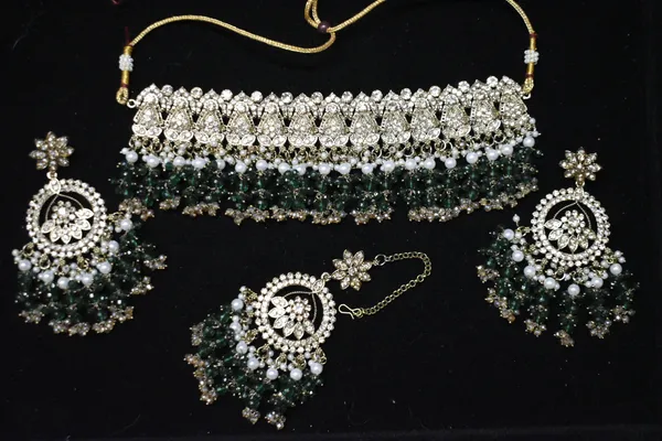 Green_Alloy_Diamond_Studded_Beaded_Bridal_Choker_Set_With_Mangtika_For_Women