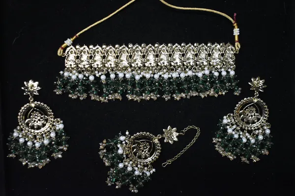 Green_Alloy_Diamond_Studded_Beaded_Bridal_Choker_Set_With_Mangtika_For_Women
