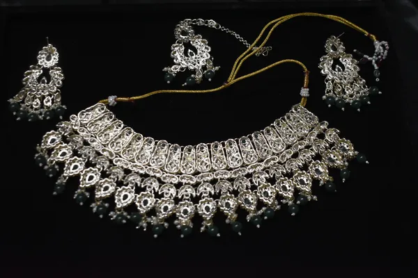 Green_Alloy_Bridal_Kundan_Necklace_Set_For_Women