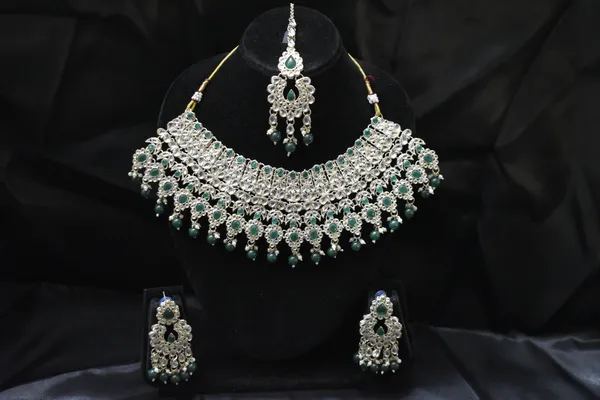 Green_Alloy_Bridal_Kundan_Necklace_Set_For_Women