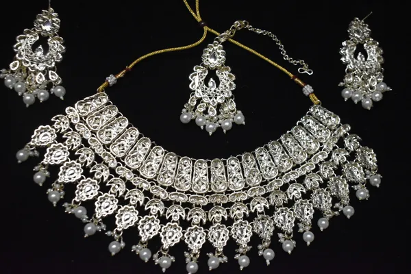 White_Alloy_Bridal_Kundan_Necklace_Set_For_Women