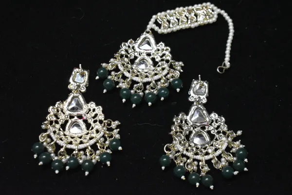 Green_Alloy_Kundan_Beaded_Bridal_Choker_Set_With_Mangtika_For_Women