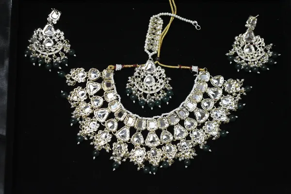 Green_Alloy_Kundan_Beaded_Bridal_Choker_Set_With_Mangtika_For_Women
