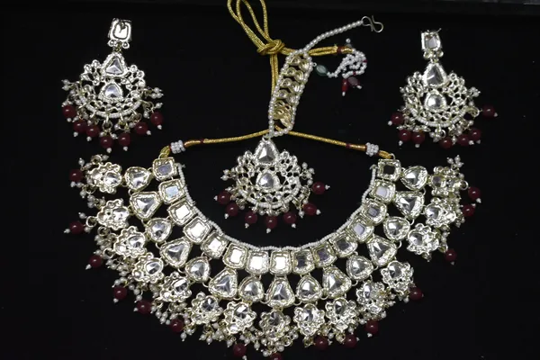 Maroon_Alloy_Kundan_Beaded_Bridal_Choker_Set_With_Mangtika_For_Women