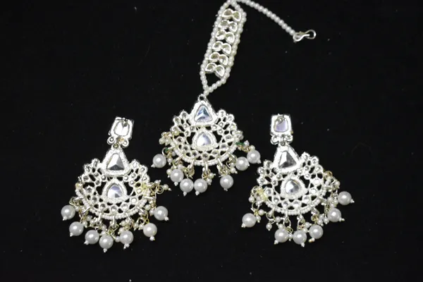 Maroon_Alloy_Kundan_Beaded_Bridal_Choker_Set_With_Mangtika_For_Women