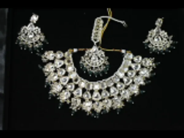Red_And_Green_Alloy_Kundan_Bridal_Choker_Set_With_Mangtika_For_Women