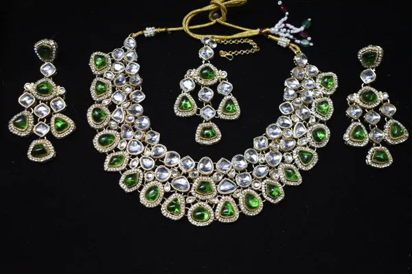 Green_Alloy_Kundan_Bridal_Choker_Set_With_Mangtika_For_Women