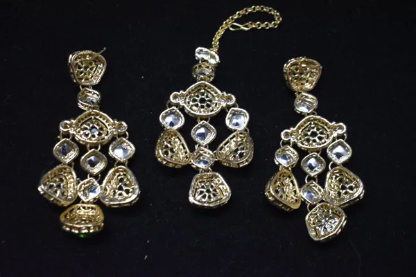Green_Alloy_Kundan_Bridal_Choker_Set_With_Mangtika_For_Women