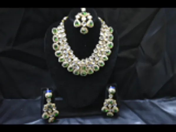 Green_Alloy_Kundan_Bridal_Choker_Set_With_Mangtika_For_Women