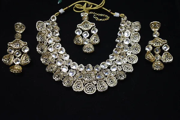 Green_Alloy_Kundan_Bridal_Choker_Set_With_Mangtika_For_Women