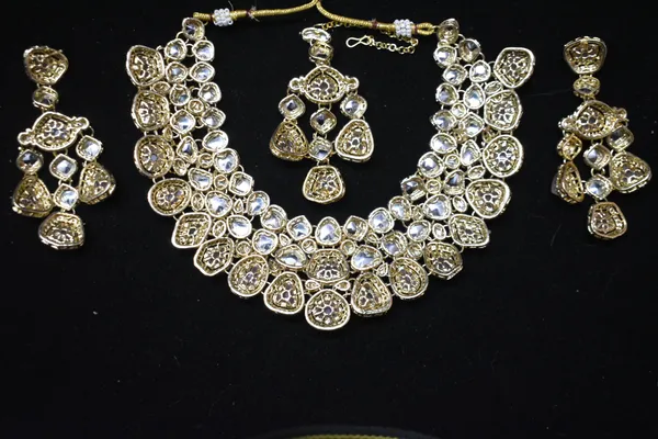Peach_Alloy_Kundan_Bridal_Choker_Set_With_Mangtika_For_Women