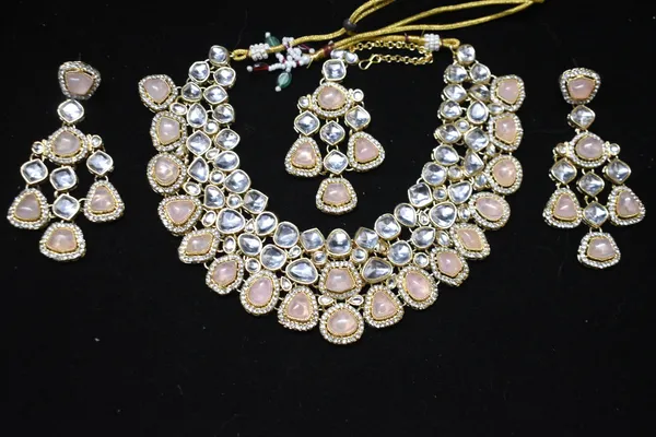 Peach_Alloy_Kundan_Bridal_Choker_Set_With_Mangtika_For_Women