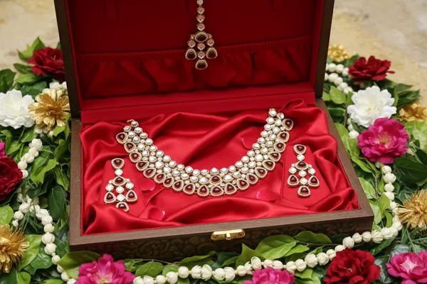Red_Alloy_Kundan_Bridal_Choker_Set_With_Mangtika_For_Women