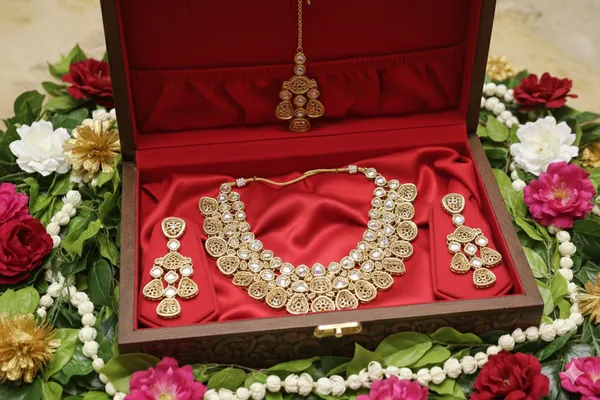 Red_Alloy_Kundan_Bridal_Choker_Set_With_Mangtika_For_Women