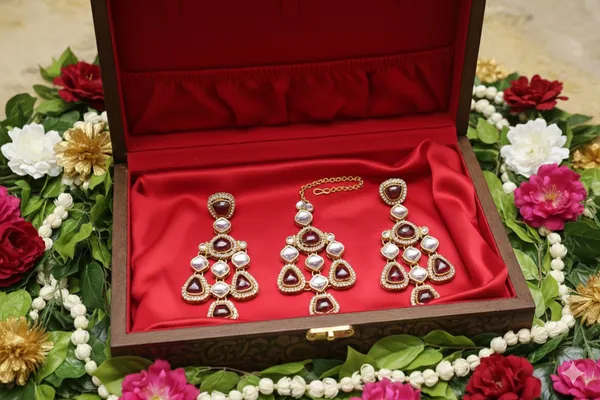 Red_Alloy_Kundan_Bridal_Choker_Set_With_Mangtika_For_Women