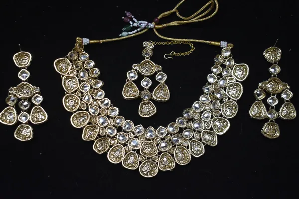 White_Alloy_Kundan_Bridal_Choker_Set_With_Mangtika_For_Women