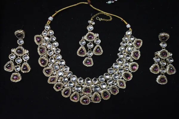 Wine_Alloy_Kundan_Bridal_Choker_Set_With_Mangtika_For_Women